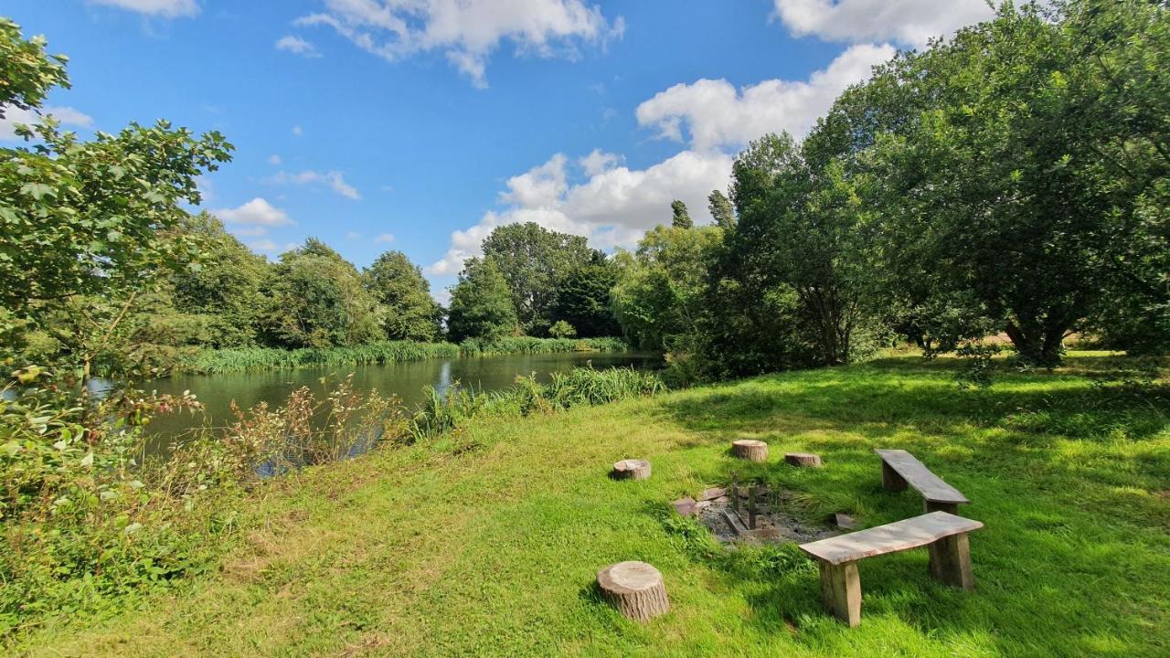 Exclusive Coach House With Lakeside Hot Tub On Country Estate Toddington  外观 照片