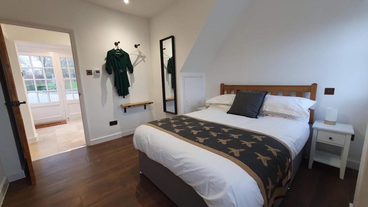 Exclusive Coach House With Lakeside Hot Tub On Country Estate Toddington  外观 照片