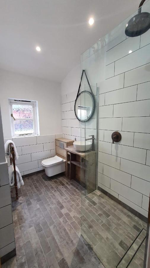 Exclusive Coach House With Lakeside Hot Tub On Country Estate Toddington  外观 照片