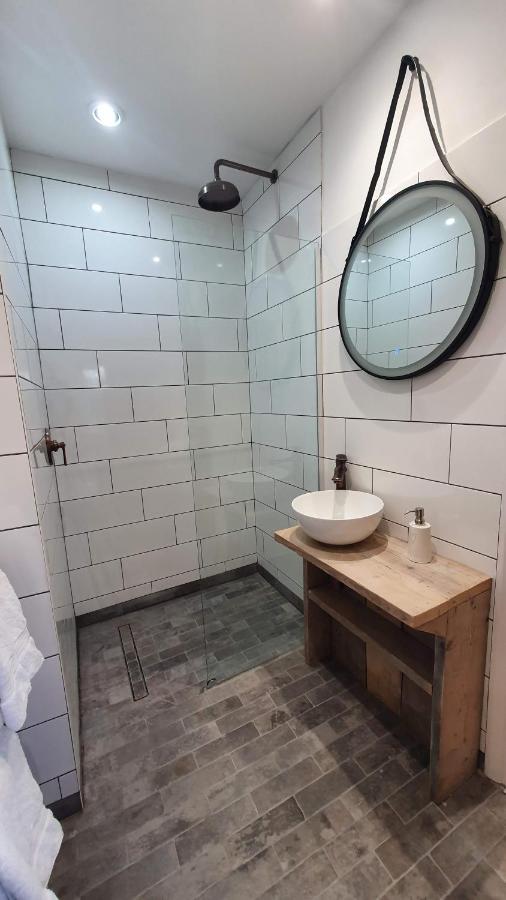 Exclusive Coach House With Lakeside Hot Tub On Country Estate Toddington  外观 照片