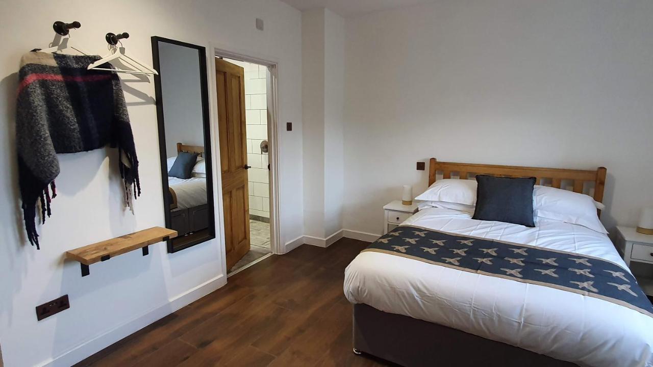 Exclusive Coach House With Lakeside Hot Tub On Country Estate Toddington  外观 照片