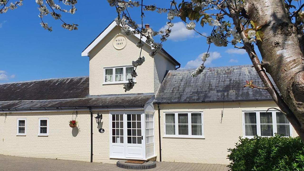 Exclusive Coach House With Lakeside Hot Tub On Country Estate Toddington  外观 照片