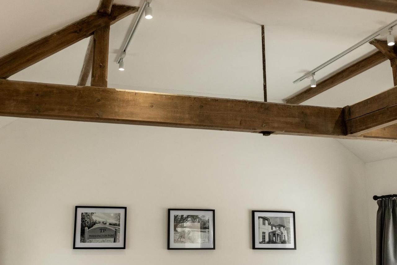 Exclusive Coach House With Lakeside Hot Tub On Country Estate Toddington  外观 照片