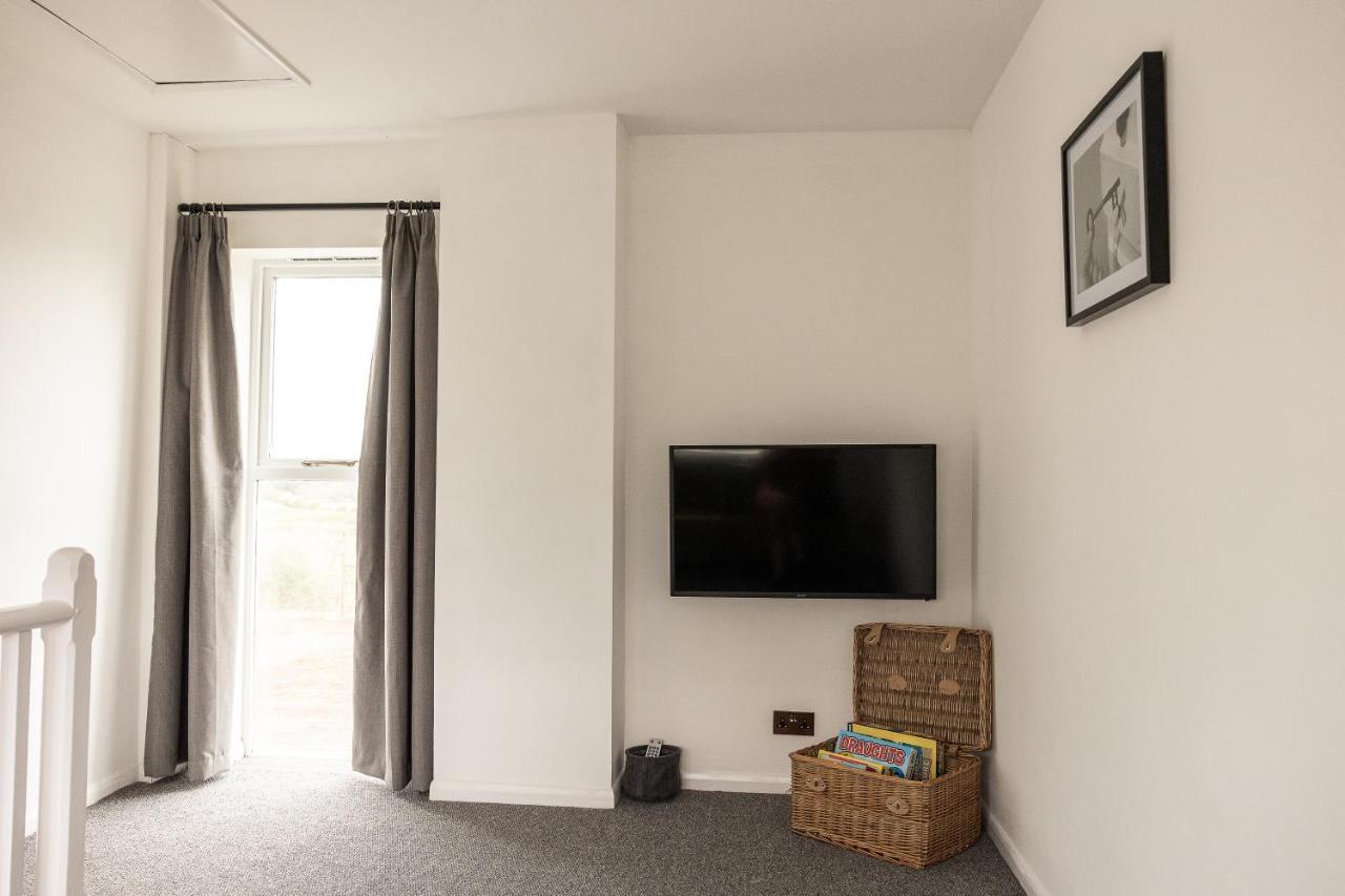 Exclusive Coach House With Lakeside Hot Tub On Country Estate Toddington  外观 照片